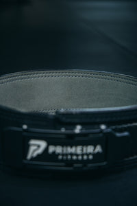 Gros plan sur le système de fermeture à cliquet PrimeLock™ de la ceinture The Belt