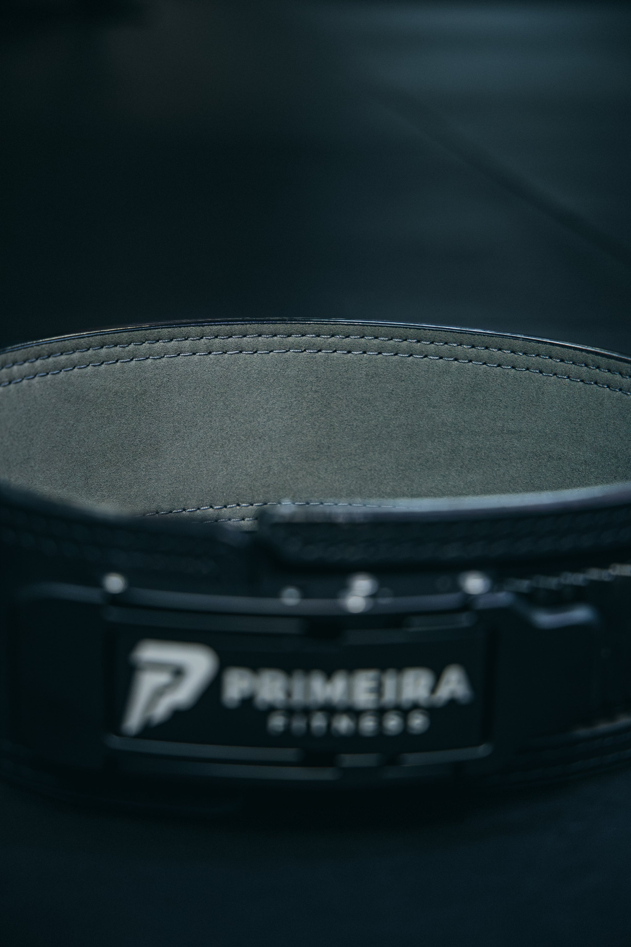 Gros plan sur le système de fermeture à cliquet PrimeLock™ de la ceinture The Belt