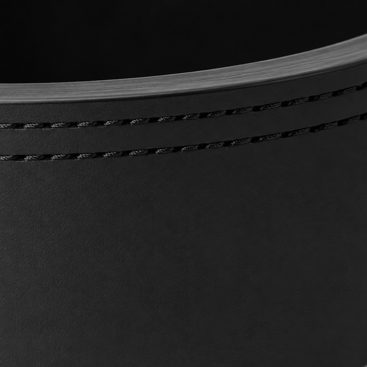 Détail des finitions en cuir noir de la ceinture Primeira Fitness